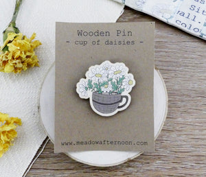 cup of daisies wooden pin on backing card